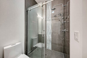 AlphaBuildersGroup-AustinTexas-Homebuilder-Trendy-Bathroom